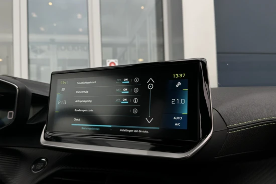 Peugeot e-2008 EV GT 50 kWh | Stoelverwarming | Camera | Sensoren V/A | Navi | ACC | Carplay