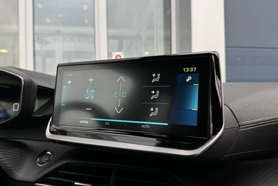 Peugeot e-2008 EV GT 50 kWh | Stoelverwarming | Camera | Sensoren V/A | Navi | ACC | Carplay