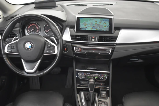 BMW 2 Serie Active Tourer 225i 230PK Luxury AUT | Panorma Dak | Trekhaak | El Stoelen | Head-Up Display | Navigatie | LED Koplampen | Stoelv