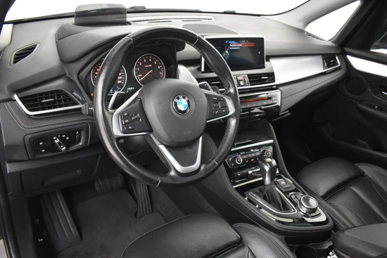 BMW 2 Serie Active Tourer 225i 230PK Luxury AUT | Panorma Dak | Trekhaak | El Stoelen | Head-Up Display | Navigatie | LED Koplampen | Stoelv