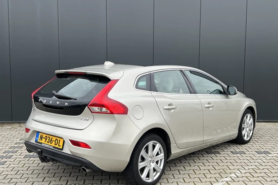 Volvo V40 T3 Inscription | Panoramadak | Trekhaak | BLIS | LED | Leder | Camera | Stoelverwarming | Verwarmde Voorruit