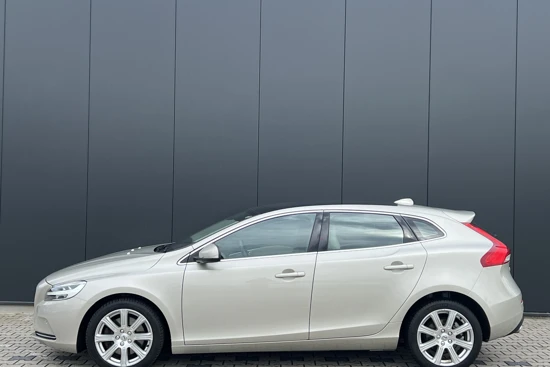 Volvo V40 T3 Inscription | Panoramadak | Trekhaak | BLIS | LED | Leder | Camera | Stoelverwarming | Verwarmde Voorruit