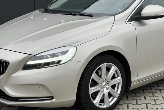 Volvo V40 T3 Inscription | Panoramadak | Trekhaak | BLIS | LED | Leder | Camera | Stoelverwarming | Verwarmde Voorruit