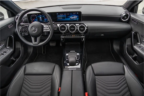 Mercedes-Benz A-Klasse 180 Business Solution | Panoramadak | Camera | 19" | Plus-pakket |