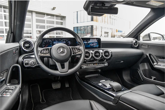 Mercedes-Benz A-Klasse 180 Business Solution | Panoramadak | Camera | 19" | Plus-pakket |