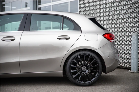 Mercedes-Benz A-Klasse 180 Business Solution | Panoramadak | Camera | 19" | Plus-pakket |