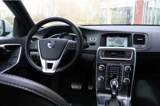 Volvo V60 V60 T3 Geartronic R-Design | Stoelverwarming | Standkachel met Volvo On Call App | Cruise Control | Xenon verlichting meesturend