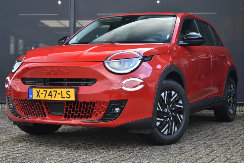 Fiat 600E RED 54 kWh DEMO-DEAL! | Navigatie | Full-LED | Parkeersensoren | Apple Carplay | Android Auto | Climate Control | !!