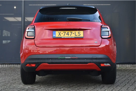 Fiat 600E RED 54 kWh DEMO-DEAL! | Navigatie | Full-LED | Parkeersensoren | Apple Carplay | Android Auto | Climate Control | !!