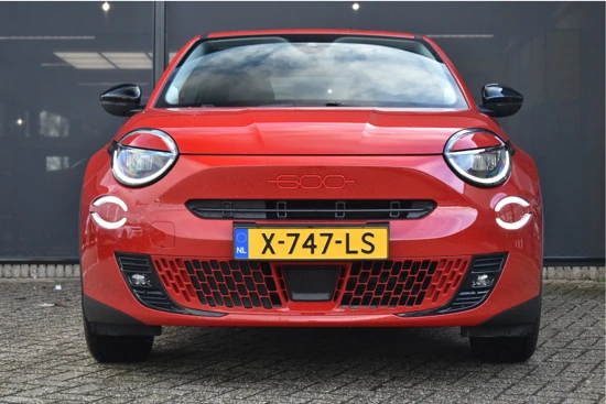 Fiat 600E RED 54 kWh DEMO-DEAL! | Navigatie | Full-LED | Parkeersensoren | Apple Carplay | Android Auto | Climate Control | !!