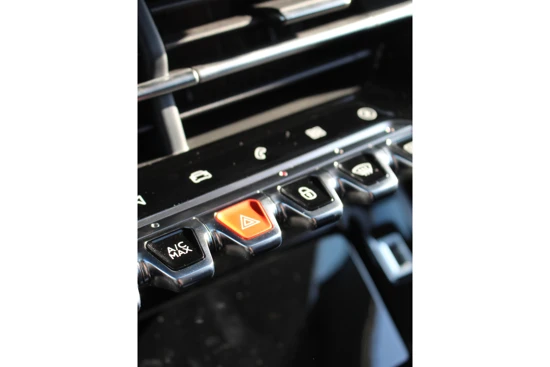 Peugeot e-208 Allure Pack | 3D Nav. + Display | Full LED | Cam | Half leder | LMV 16'' | PDC | Carplay | Climate &