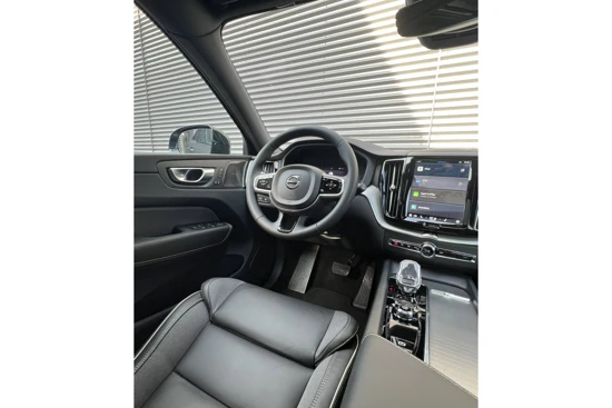 Volvo XC60 T6 ULTIMATE DARK | HUD | LUCHTVERING | H&K | BLIS | ACC | 22INCH | GETINT GLAS |