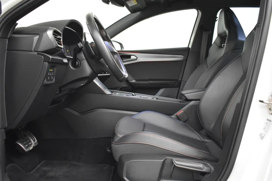 CUPRA Leon Sportstourer 1.4 e-Hybrid 245PK | Navigatiesysteem full map | Parkeersensoren achter | Voorstoelen/stuur verwarmd | Keyless go | 19'' LMV | D