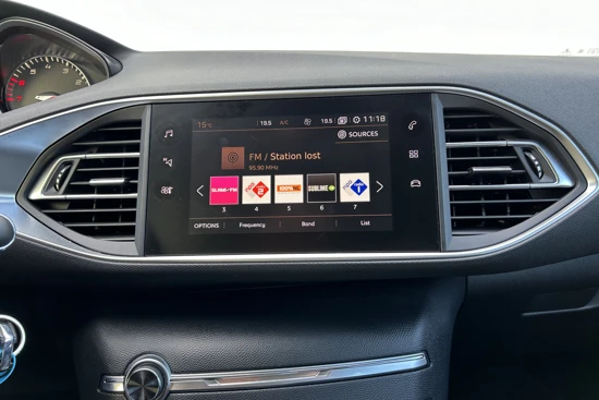 Peugeot 308 1.2 130pk Allure | Automaat | Navigatie | Parkeersensoren voor + achter | Apple Carplay/Android Auto