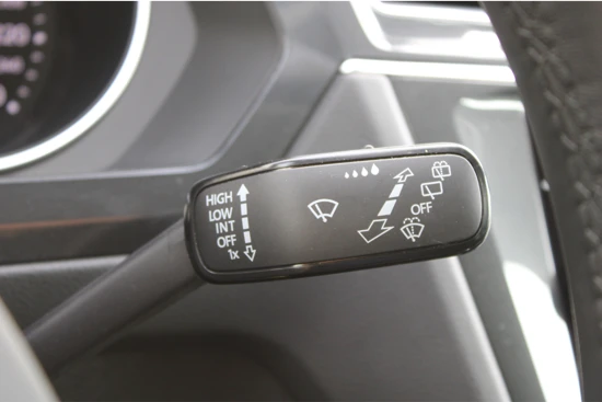 Volkswagen Tiguan 1.5 TSI Elegance | Camera | Dodehoek Detector | Alcantara | PDC v+a | Stoel & Stuur verwarming | Elek.Trekhaak