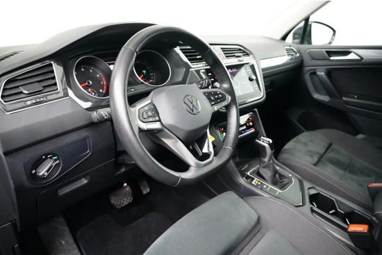 Volkswagen Tiguan 1.5 TSI Elegance | Camera | Dodehoek Detector | Alcantara | PDC v+a | Stoel & Stuur verwarming | Elek.Trekhaak