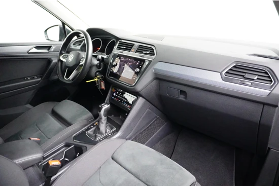 Volkswagen Tiguan 1.5 TSI Elegance | Camera | Dodehoek Detector | Alcantara | PDC v+a | Stoel & Stuur verwarming | Elek.Trekhaak