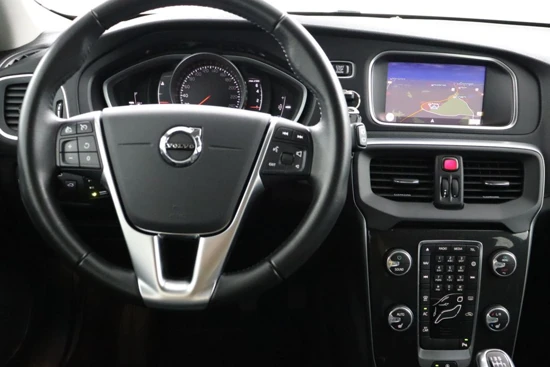 Volvo V40 T2 MOMENTUM | Stoelverwarming | Park assist achter | Navigatie |