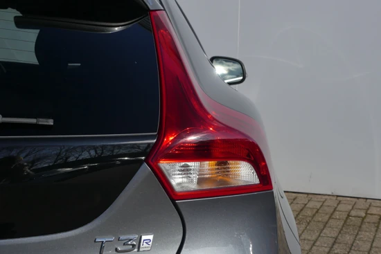 Volvo V40 1.5 T3 Polar+ Sport Automaat | PANORAMADAK | KEYLESS ENTRY/START | STOELVERWARMING | DODEHOEKDETECTIE |