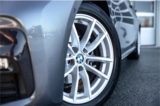 BMW 3 Serie 318i 156pk | M-Sport | Head-up | Camera | Leder |