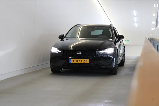 Volvo V60 B3 163PK Essential | Black Pack | Blis | Pilot Assist | 19'' | Getint Glas | Stoelverw