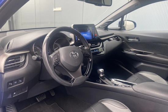 Toyota C-HR 1.8 Hybrid 123pk Black Edition Automaat | Leder | Climate | Camera | Keyless | Navigatie | Trekhaak | NL Auto | 18" Lichtmetaal