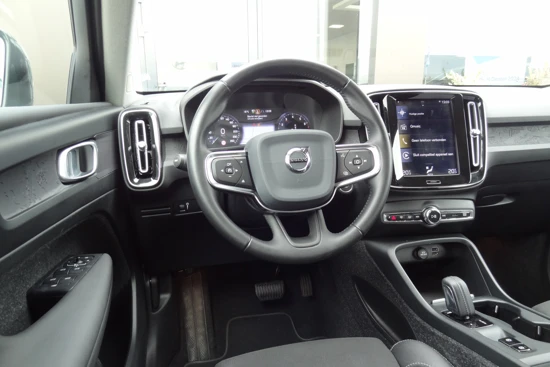 Volvo XC40 1.5 T3 Momentum Pro | TREKHAAK | VOORRUITVERWARMING | CRUISE CONTROL ADAPTIEF | ACHTERUITRIJCAMERA | PARKEERSENSOREN V + A