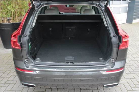 Volvo XC60 T8 Twin Engine AWD Inscription | Trekhaak | Camera | Schuifdak | Harman/Kardon | Adaptive Cruise | BLIS | 20" Velgen