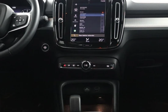 Volvo XC40 T2 Momentum Business | Parkassist camera | Park assist voor & achter | Semi elektrische trekhaak | DAB+ | Apple Carplay |