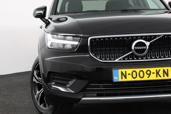 Volvo XC40 T2 Momentum Business | Parkassist camera | Park assist voor & achter | Semi elektrische trekhaak | DAB+ | Apple Carplay |