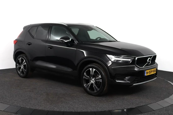 Volvo XC40 T2 Momentum Business | Parkassist camera | Park assist voor & achter | Semi elektrische trekhaak | DAB+ | Apple Carplay |