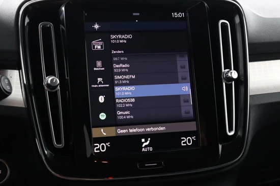 Volvo XC40 T2 Momentum Business | Parkassist camera | Park assist voor & achter | Semi elektrische trekhaak | DAB+ | Apple Carplay |