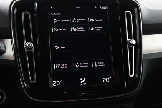 Volvo XC40 T2 Momentum Business | Parkassist camera | Park assist voor & achter | Semi elektrische trekhaak | DAB+ | Apple Carplay |