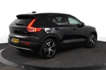 Volvo XC40 T2 Momentum Business | Parkassist camera | Park assist voor & achter | Semi elektrische trekhaak | DAB+ | Apple Carplay |