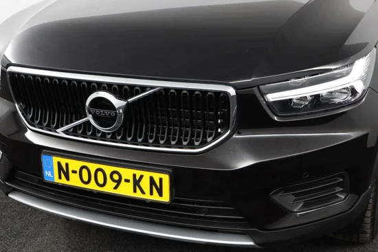 Volvo XC40 T2 Momentum Business | Parkassist camera | Park assist voor & achter | Semi elektrische trekhaak | DAB+ | Apple Carplay |