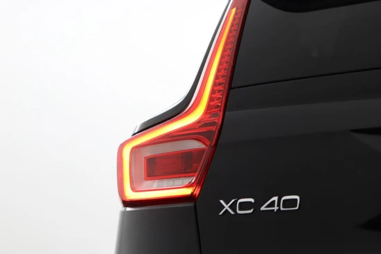 Volvo XC40 T2 Momentum Business | Parkassist camera | Park assist voor & achter | Semi elektrische trekhaak | DAB+ | Apple Carplay |