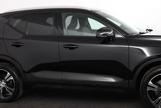 Volvo XC40 T2 Momentum Business | Parkassist camera | Park assist voor & achter | Semi elektrische trekhaak | DAB+ | Apple Carplay |