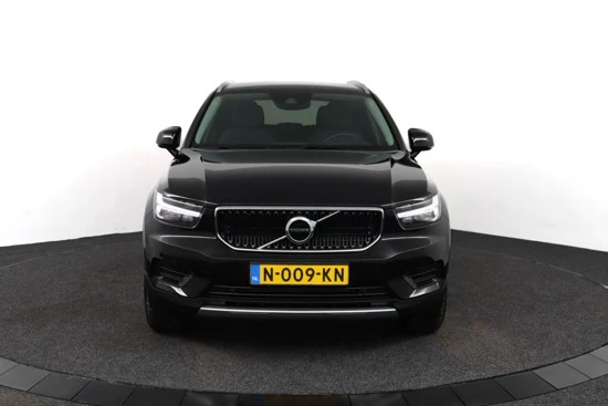 Volvo XC40 T2 Momentum Business | Parkassist camera | Park assist voor & achter | Semi elektrische trekhaak | DAB+ | Apple Carplay |