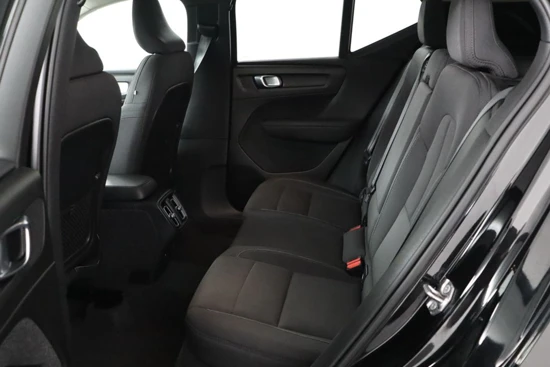 Volvo XC40 T2 Momentum Business | Parkassist camera | Park assist voor & achter | Semi elektrische trekhaak | DAB+ | Apple Carplay |