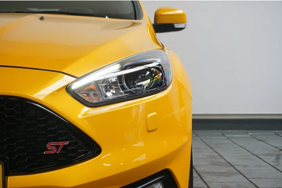 Ford Focus 2.0 ST | Tangerine Scream | Orig. NL | Xenon | Spoiler | BLIS | Stoelverwarming |