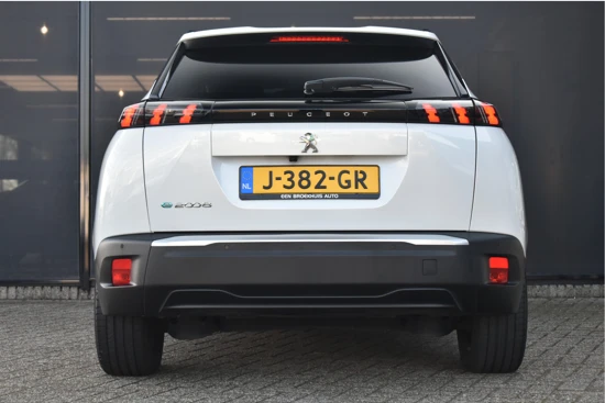 Peugeot e-2008 EV Allure €2000 SUBSIDIE | 3D-Navigatie | Stoelverwarming | Achteruitrijcamera | Full-LED | Parkeersensoren | Half-Leder | Cruis