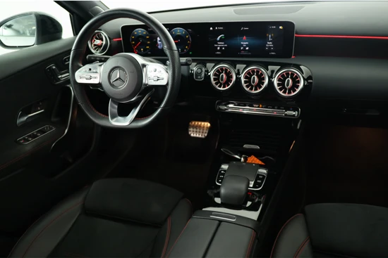 Mercedes-Benz A-Klasse 180 Premium Plus | AMG Line | 1e Eigenaar! | Dealer Onderhouden! | Open Dak | Sfeer Verlichting | Wide-Screen | Sportstoelen | L