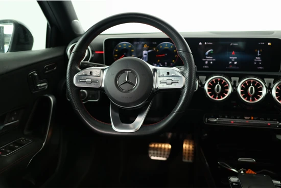 Mercedes-Benz A-Klasse 180 Premium Plus | AMG Line | 1e Eigenaar! | Dealer Onderhouden! | Open Dak | Sfeer Verlichting | Wide-Screen | Sportstoelen | L