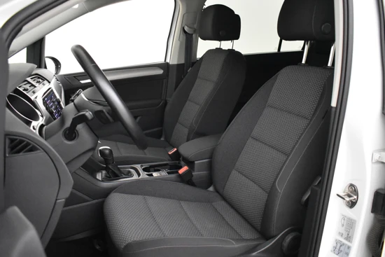 Volkswagen Touran 1.5 TSI 150pk DSG/AUT Highline Business R 7persoons | Adaptief cruise control | Navi by app | Led koplampen | Stoelverwarming |