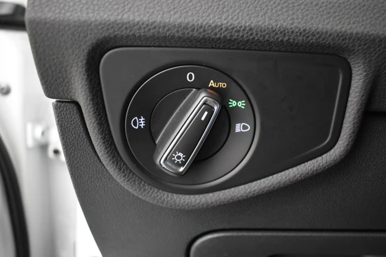 Volkswagen Touran 1.5 TSI 150pk DSG/AUT Highline Business R 7persoons | Adaptief cruise control | Navi by app | Led koplampen | Stoelverwarming |