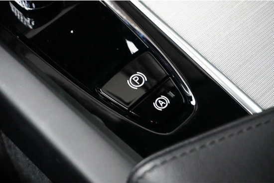Volvo XC60 Recharge T6 AWD Plus Dark | Panoramadak | Adaptive LED | Leder | Trekhaak | 21 Inch | Camera