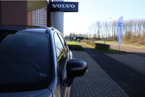 Volvo XC60 B5 Plus Dark | Trekhaak | Schuifdak | Camera | Stoelverwarming | Lederen Dashboard | Elektrische voorstoelen geheugen | Google I