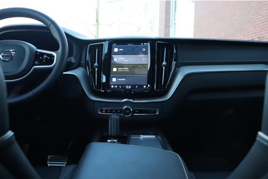 Volvo XC60 B5 Plus Dark | Trekhaak | Schuifdak | Camera | Stoelverwarming | Lederen Dashboard | Elektrische voorstoelen geheugen | Google I