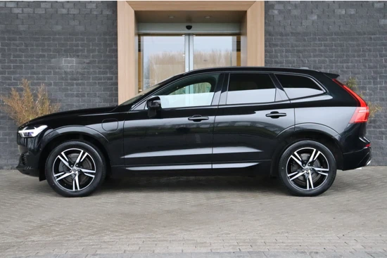 Volvo XC60 T8 AWD Recharge R-Design | Adaptieve Cruise Control | Stoelverwarming | Standkachel met Volvo On Call App | Schuifdak | Parkeerc