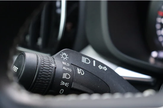 Volvo XC60 T8 AWD Recharge R-Design | Adaptieve Cruise Control | Stoelverwarming | Standkachel met Volvo On Call App | Schuifdak | Parkeerc